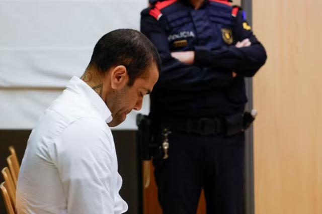 半岛体育-阿尔维斯强奸案只判4年半 但他要上诉 称自己无辜