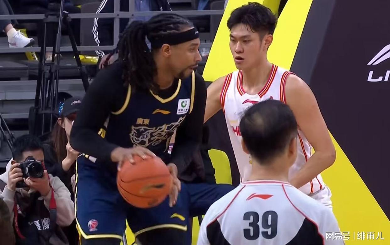 半岛体育APP-朱芳雨赌对了！广东队狂练“新内线”，杜锋为他拒绝交易王浩然？