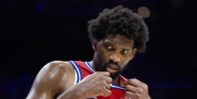 半岛体育APP-恩比德关键时刻再现离谱操作 76人退步无下限