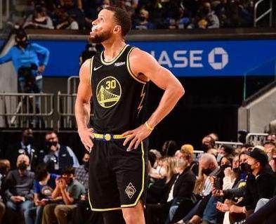 末节五号位被独行侠打爆 科尔布阵引起巨大争议