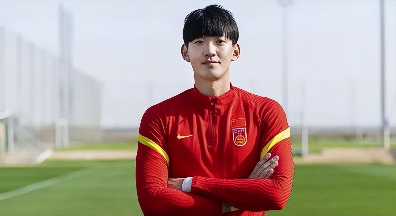 半岛体育娱乐-上港门将奚志杰本赛季已正式离队，转会费仅为20万，引发热议