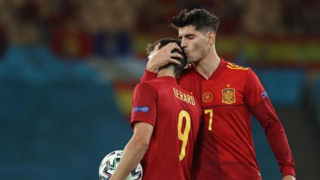 半岛体育注册网址-梁宏业：恩里克换下前锋求进球，真是活久见